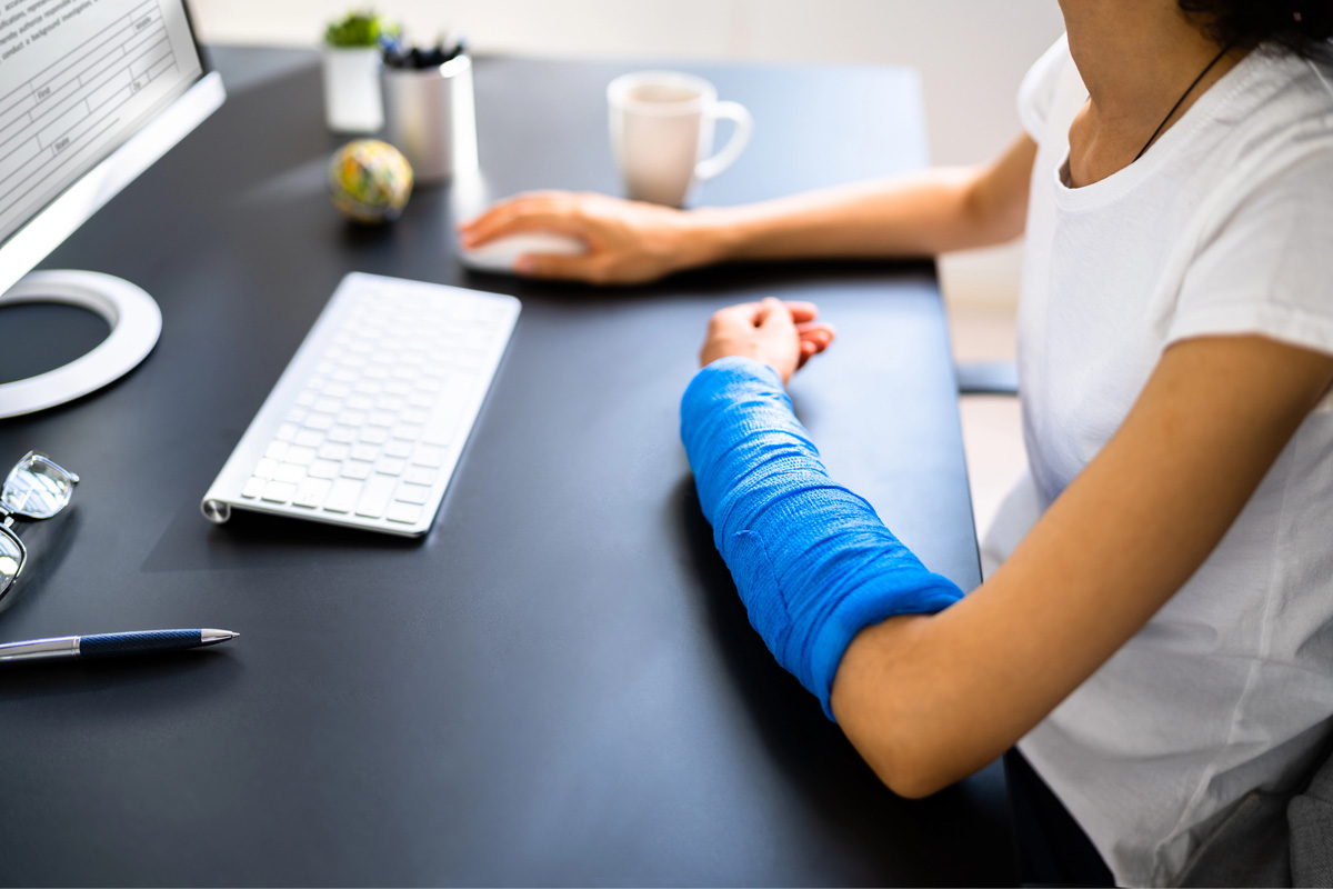 worker with hurt arm and cast needs Workers' Comp Insurance in Warsaw, IN